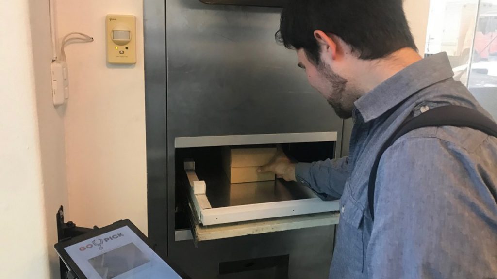 El primer Robot entregado por un Robot CEDU