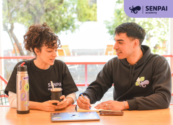 Un hombre y una mujer de joven edad estudiando